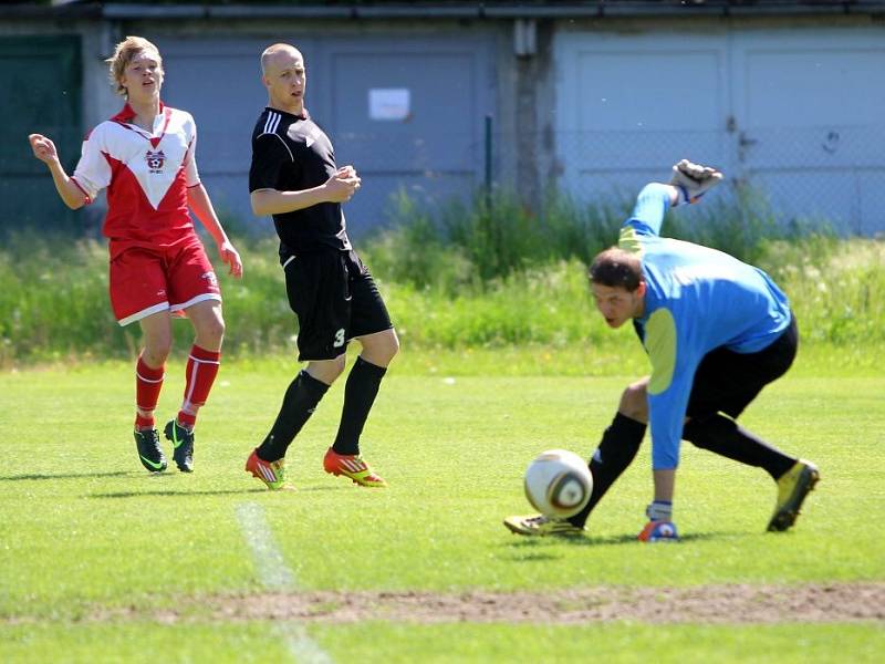 Rezerva HFK Olomouc (v černém) proti Hněvotínu