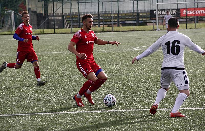 Fotbalisté Uničova (v červeném) porazili v přípravě HFK 2:1.