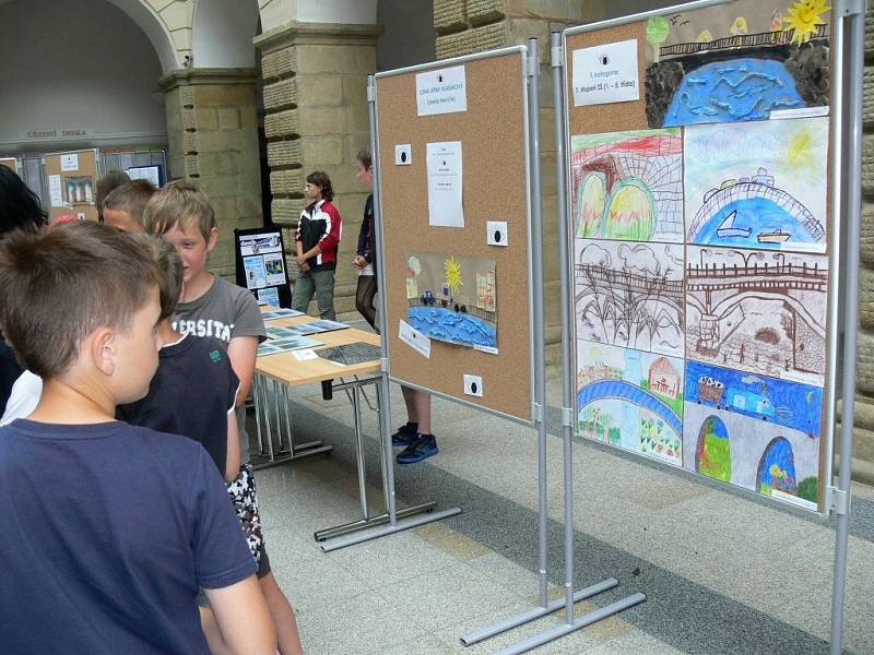 Vyhlášení výsledků třetího ročníku soutěže Hranice očima dětí. Foto: Deník/Pavel Mašlaň