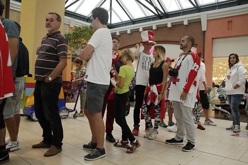 Hokejisté Olomouce přivítali fanoušky na autogramiádě v obchodním centru