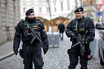 Policisté v prosinci 2016 hlídkují u Horního náměstí v Olomouci po teroristickém útoku na vánočních trzích v Berlíně