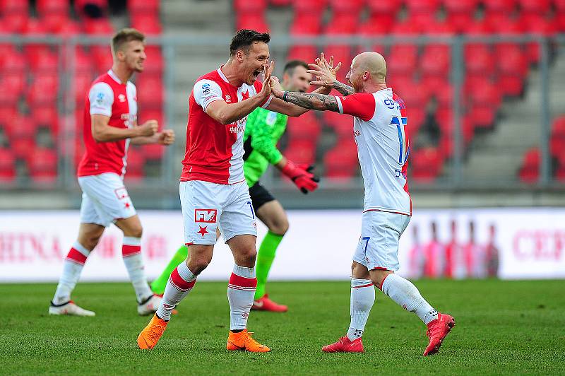 Fotbalové utkání HET ligy mezi celky SK Slavia Praha a SK Sigma Olomouc 11. března v Praze. Zleva se radují Stanislav Tecl a Miroslav Stoch.