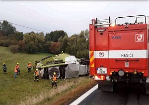 Poblíž Moravského Berouna se v pátek v podvečer převrátil kombajn do příkopu. Na jeho vyproštění pracovali hasiči ještě v sobotu několik hodin. Řidič kombajnu se zranil.