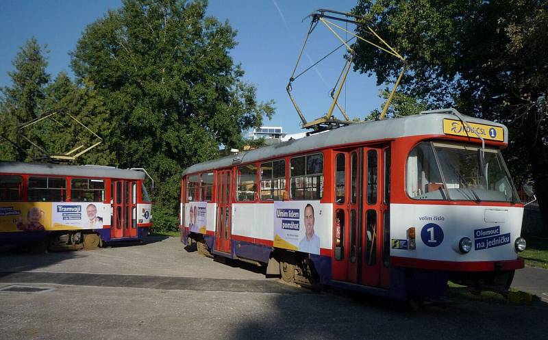 Vysloužilé tramvaje jako volební "stánek" u olomouckého plaveckého stadionu