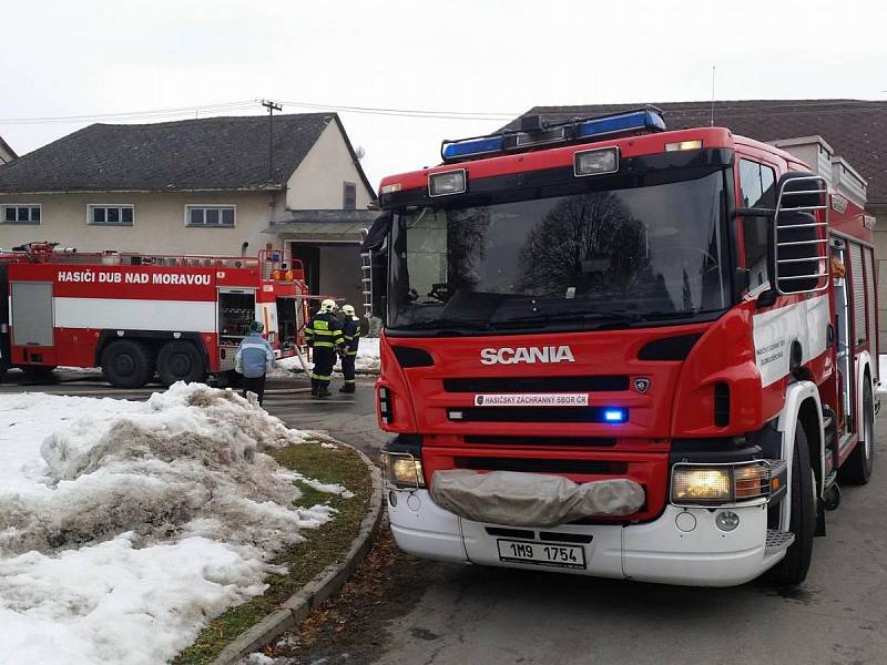 V sobotu vzplála ve Věrovanech na Olomoucku střecha zemědělského přístavku