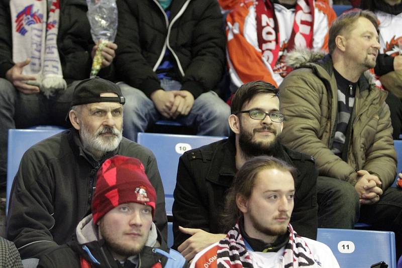 Olomoučtí hokejisté (v bílém) porazili ve čtvrtém utkání čtvrtfinále Plzeň 2:1. Stav série je 3:1 pro Plzeň.