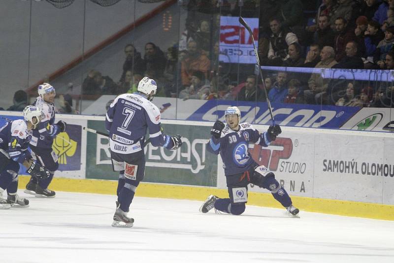 Olomoučtí hokejisté (v bílém) porazili ve čtvrtém utkání čtvrtfinále Plzeň 2:1. Stav série je 3:1 pro Plzeň.