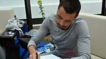Olomoučtí fotbalisté se v Šantovce podepisovali fanouškům na speciální limitovanou edici kartiček vytvořenou k návratu do nejvyšší soutěže. Michal Ordoš