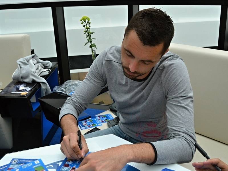 Olomoučtí fotbalisté se v Šantovce podepisovali fanouškům na speciální limitovanou edici kartiček vytvořenou k návratu do nejvyšší soutěže. Michal Ordoš
