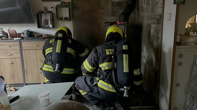 V sobotu ráno likvidovaly čtyři jednotky hasičů požár mobilního domu v Bělkovicích-Lašťanech, 26. 11. 2022