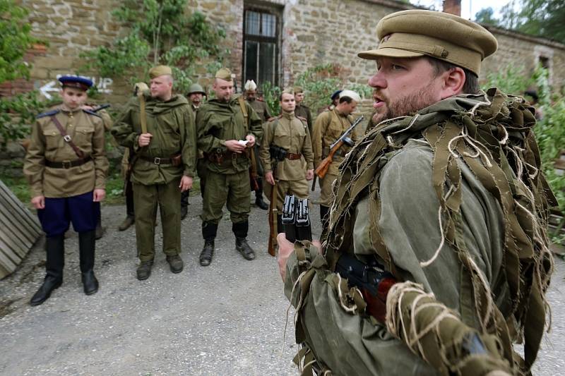 Až mráz běhal po zádech při realistické bojové ukázce na fortu Radíkov. Kluby vojenské historie předvedly boj o chválkovickou pevnůstku na konci II. světové války.