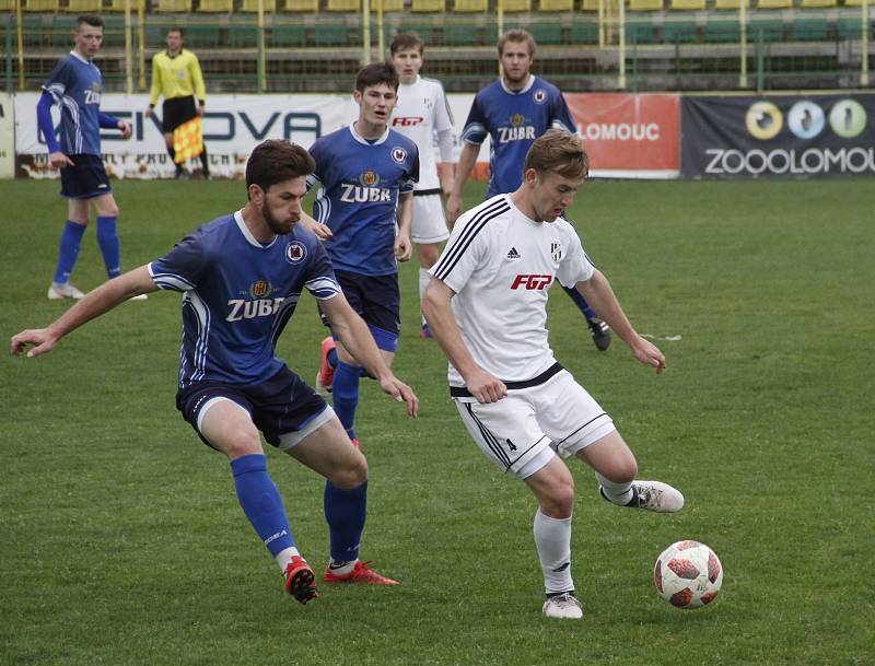 Fotbalisté 1. HFK Olomouc (v bílém) remizovali na domácím hřišti v Holici s Přerovem 2:2.