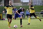 Fotbalisté Nových Sadů (ve žlutém) porazili Kozlovice 3:1David Škoda (vlevo)