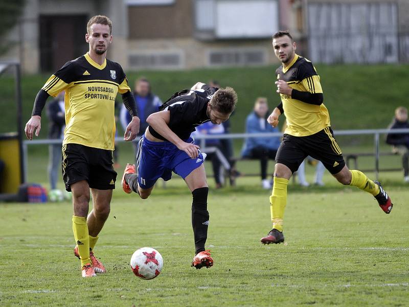 Fotbalisté Nových Sadů (ve žlutém) porazili Kozlovice 3:1David Škoda (vlevo)