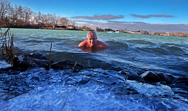 Otužilec Miloš Páč trénuje na pískovně Náklo. Voda 2°C, vzduch 5°C, silný vítr