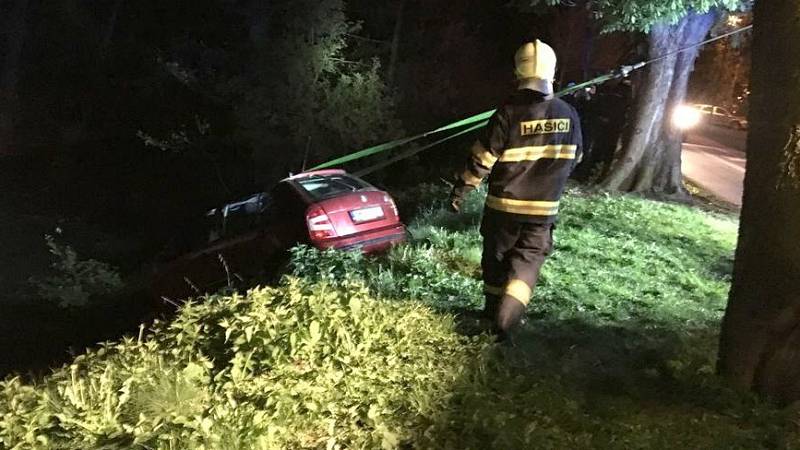 Řidička sjela s autem do potoka v Bezručových sadech v Olomouci