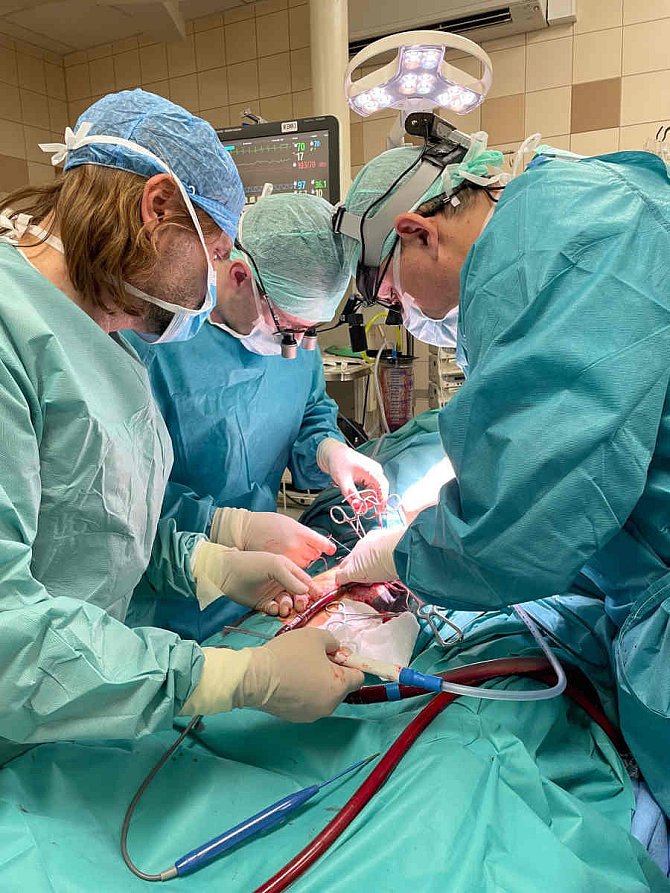 Pouhých 24 stupňů. Kardiochirurgové v Olomouci zachránili život podchlazeného pacienta díky mimotělnímu oběhu.