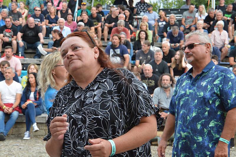 Festival Hanácké Woodstock, který se konal v sobotu odpoledne ve Velké Bystřici, přitáhl davy lidí. Na koncertě Vašo Patejdla se pod pódiem i tančilo.