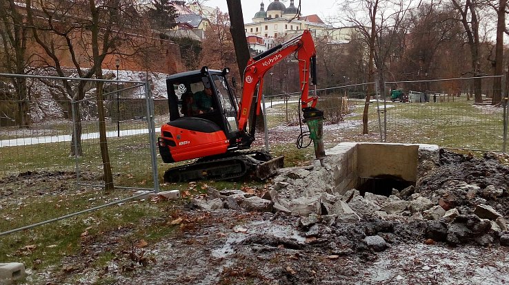 Bourání protileteckého krytu v Bezručových sadech v Olomouci