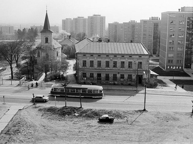 Rozestavěné sídliště F1. Na ulici I. P. Pavlova můžeme ještě vidět zbytky původní zástavby. Demolici unikl kostel P. M. Pomocnice a několik domů z první poloviny 20. století. 