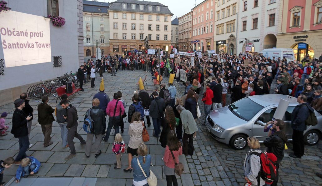 VIDEO: Stovky Olomoučanů protestovaly proti Šantovka Tower - Olomoucký deník