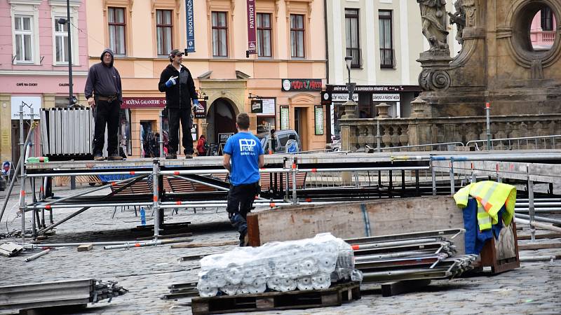 Stavba kluziště na Dolním náměstí v Olomouci. 29.10. 2018