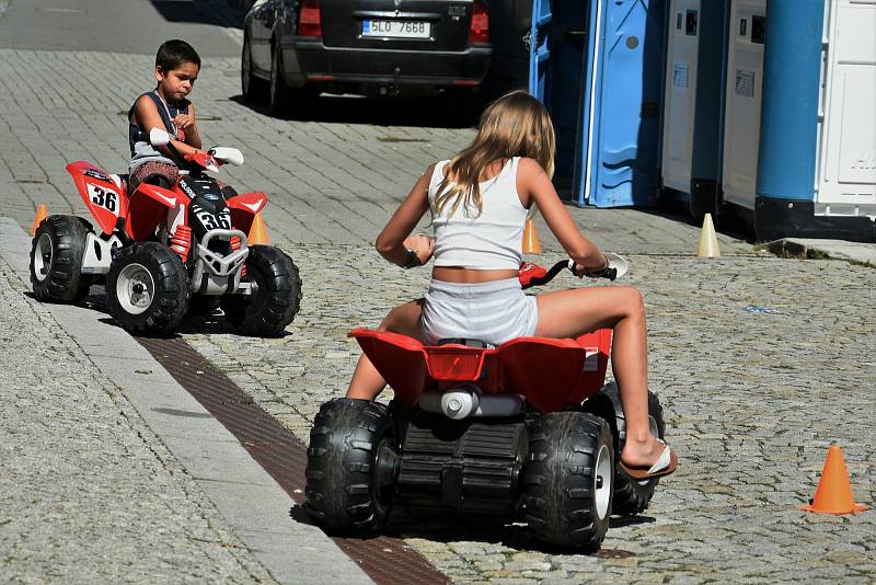 Ecce Homo Historic. Slavnosti města a přehlídka historických vozidel a motocyklů na Hlavním náměstí ve Šternberku, 5. 9. 2020