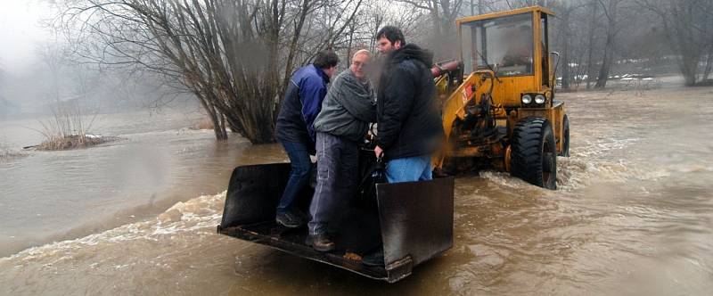 28. března 2006. Pracovníky bouzovské pily odřízla rozvodněná Třebůvka