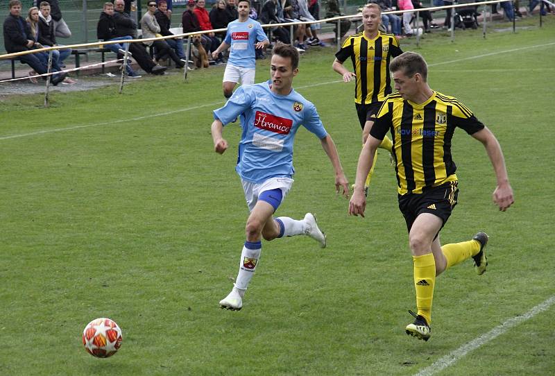 Fotbalisté Nových Sadů (ve žluto-černém) porazili Hranice 3:0.