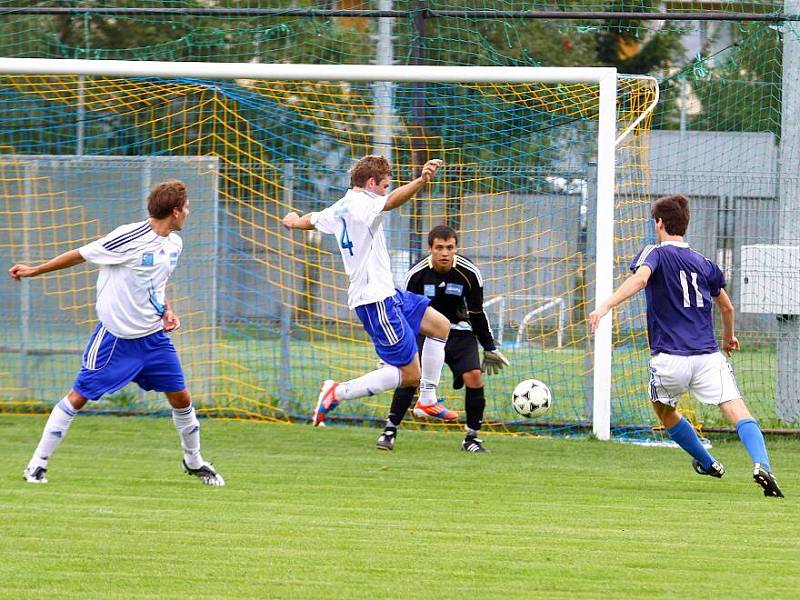 Fotbalisté Šternberka (v bílých trikách) proti Troubkám