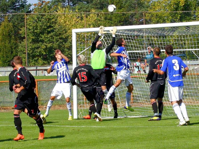 Fotbalisté Uničova (v modrém) proti Orlové