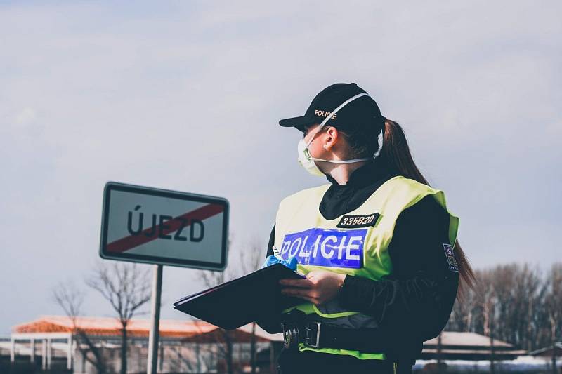 Uzavřenou zónu na Litovelsku a Uničovsku střeží kromě policistů a armády i hasiči