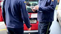 Profesionální hasiči rozvážejí do ordinací praktických lékařů v Olomouckém kraji vakcíny.