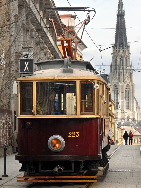 Historická tramvaj v ulicích Olomouce.