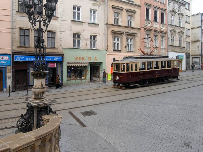 Historická tramvaj v ulicích Olomouce.