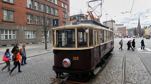 Historická tramvaj v ulicích Olomouce.