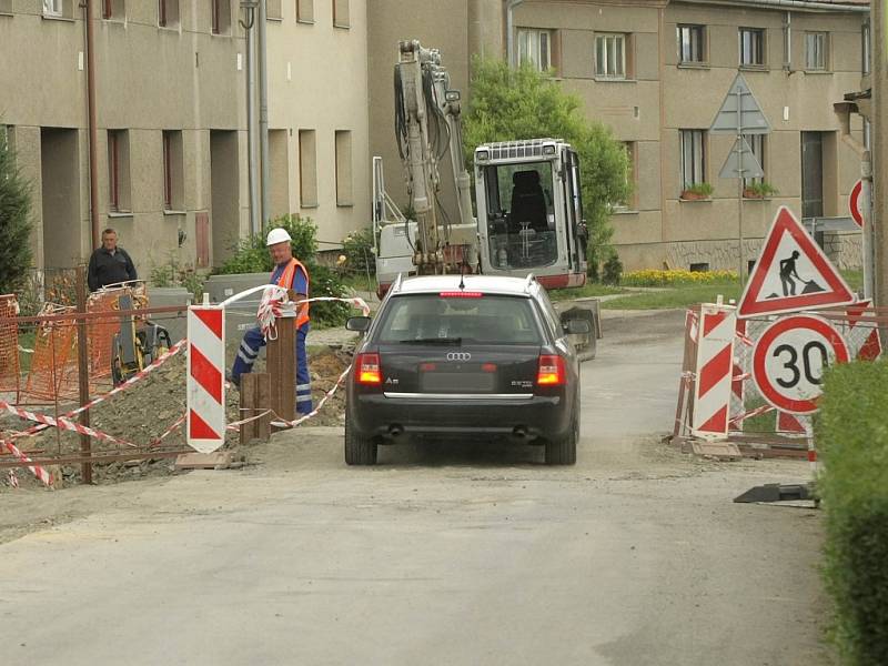 V Kožušanech se opravuje kanalizace