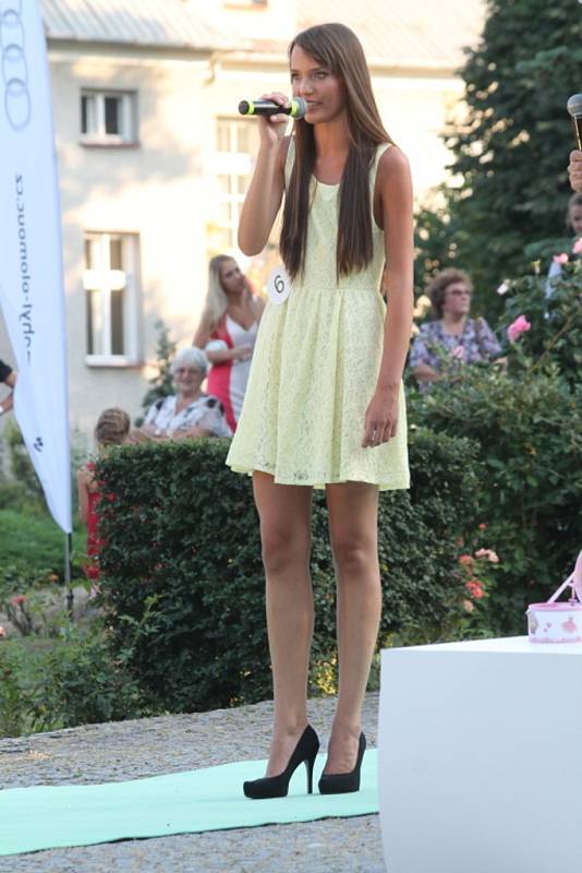 Dvanáct krásek se před hotelem Folra v Olomouci utkalo o titul Miss léto 2013.