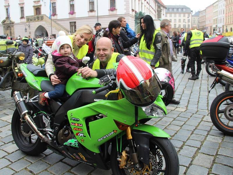 Motorkáři na olomouckém Horním náměstí