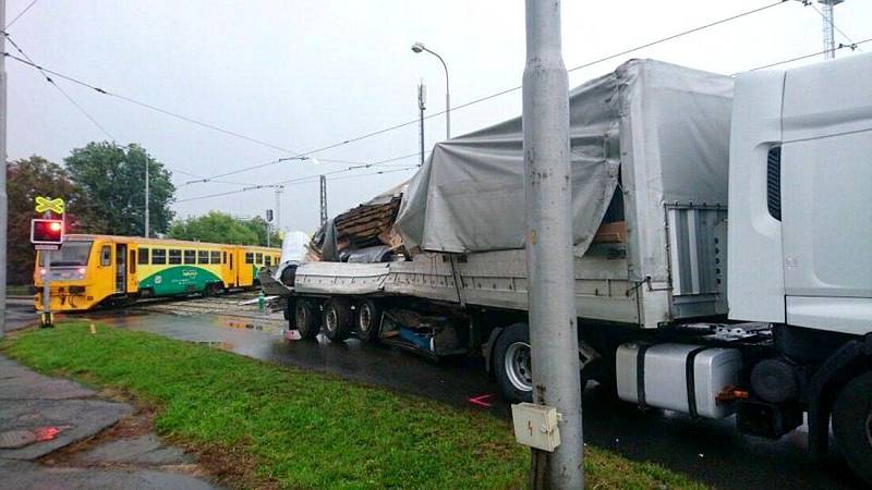 Srážka nákladního auta s vlakem na přejezdu v Divišově ulici v Olomouci