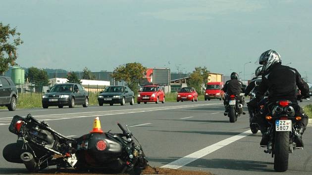 Na Přerovské ulici se stala v neděli 17. srpna vážná dopravní nehoda motocyklisty a osobního auta.