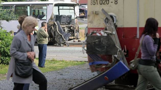 Srážka vlaku s autobusem na přejezdu u nádraží Olomouc - město