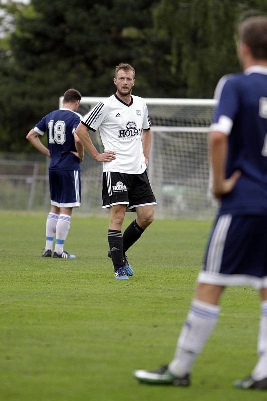 Fotbalisté Uničova remizovali s Rýmařovem (v bílém) 1:1