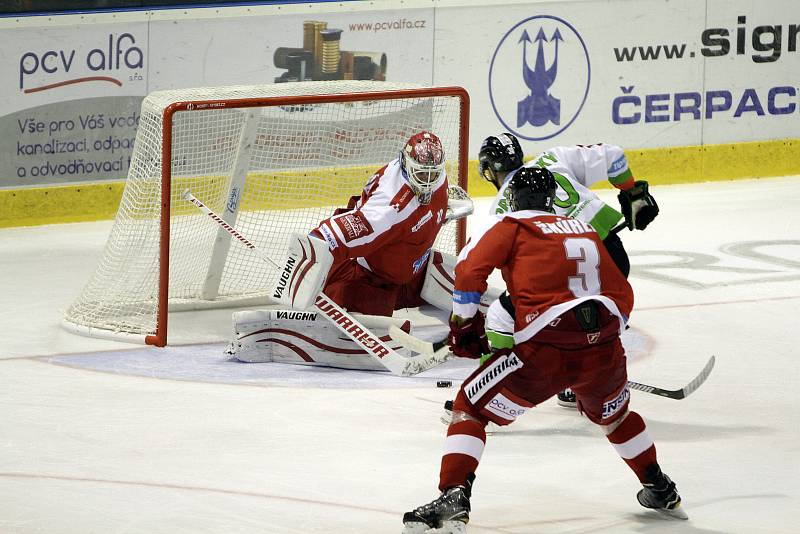 Olomoučtí hokejisté (v červeném) prohráli s Mladou Boleslaví 1:3