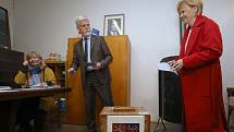Petr Pavel s manželkou volí v prvním kole prezidentských voleb ve svém bydlišti v Černoučku na Litoměřicku