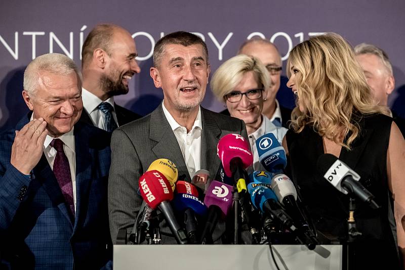 Andrej Babiš s manželkou Monikou a Jaroslavem Faltýnkem (vlevo) na tiskovce k volebnímu vítězství ANO