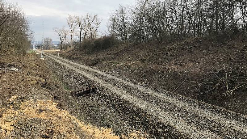 Přípravy železničního spodku mezi Šternberkem a Štarnovem.  (3.4.2020)