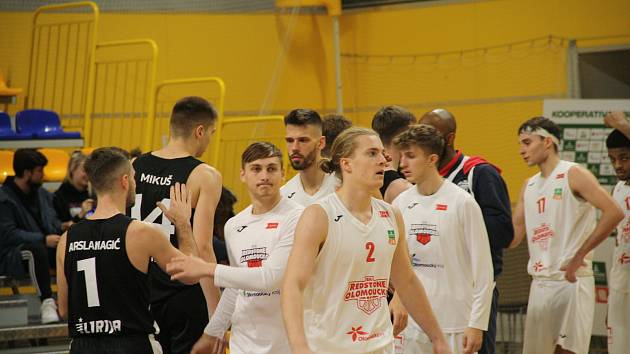 Basketbalisté Olomoucka (v bílém). Ilustrační foto