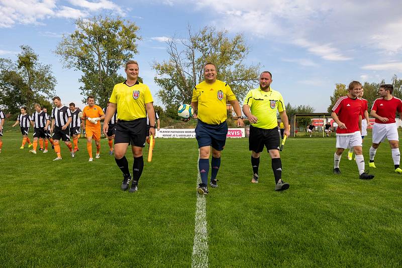 Fotbalisté Hodolan (v pruhované) porazili Červenku 5:1