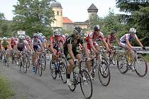 Czech Cycling Tour projíždí kolem hradu Sovinec